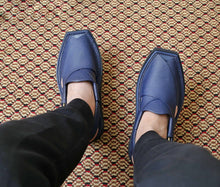 Load image into Gallery viewer, Kaptaan Chappals 3.0 – Dotted Blue
